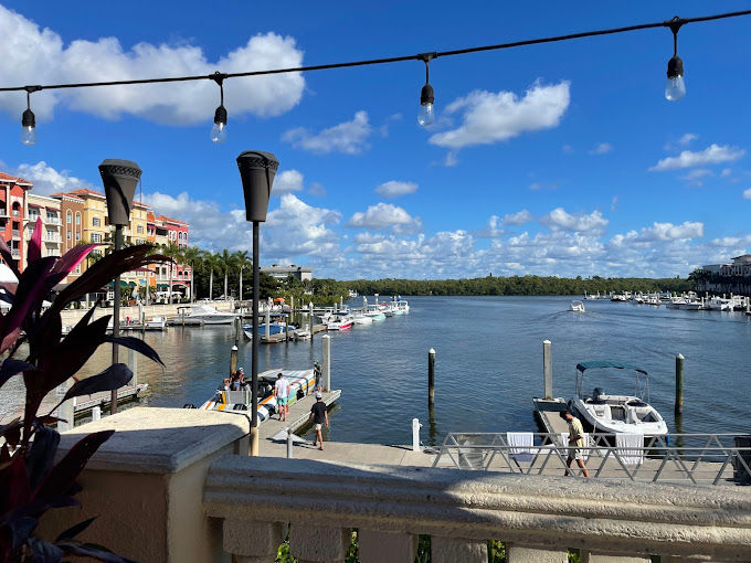 Bambu Tropical Bar & Grille